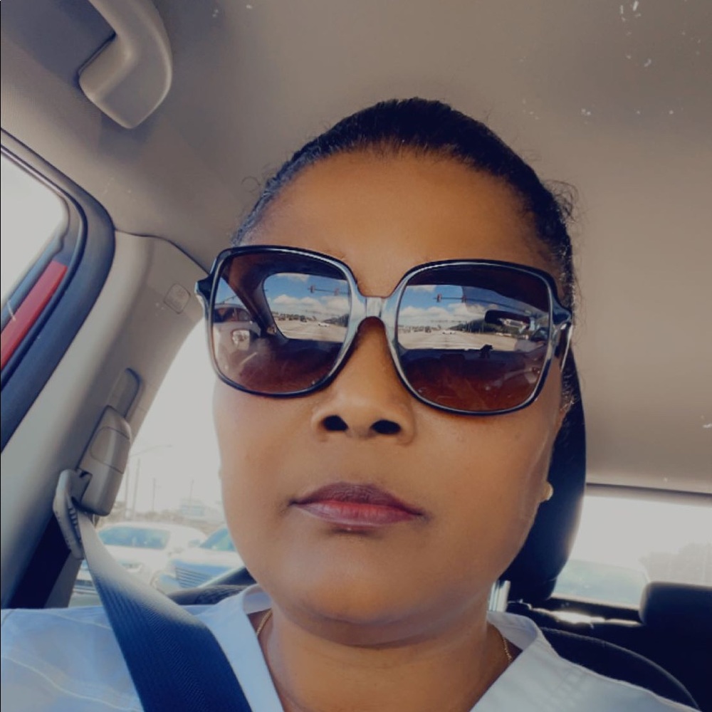 Meet your Posher, Elvita